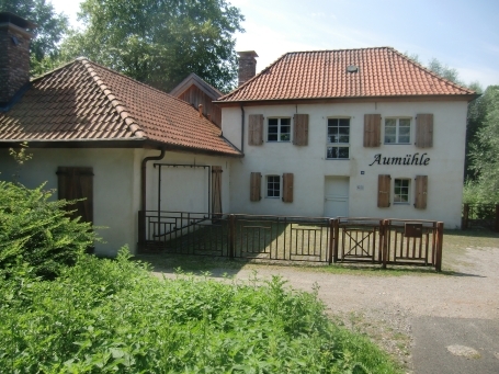 Moers : Venloer Straße, Aumühle ( 2014 ), das Mühlengebäude wird heute als Wohnhaus genutzt und im Anbau ist das Mahlwerk untergebracht. 